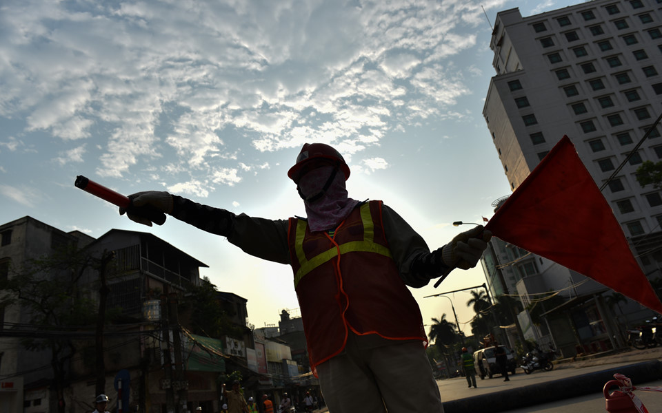 Chặn một chiều đường Cát Linh, xe cộ ùn ứ giờ cao điểm